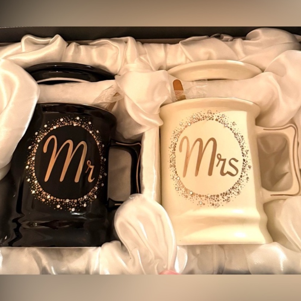 NIB Mr & Mrs Mugs with lids and spoons. Wedding gift. 16oz mugs